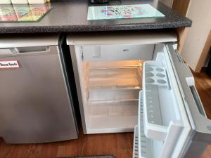 un frigorifero aperto con porta aperta in cucina di 95 Holiday Resort Unity 3 bed passes included a Brean