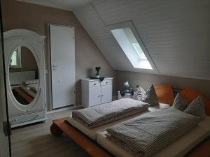 una camera con due letti e un grande specchio di Elbschlösschen Refugium a Pirna