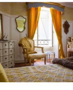 1 dormitorio con 1 cama, 1 silla y 1 ventana en Vue de la Riviere, en Allemans