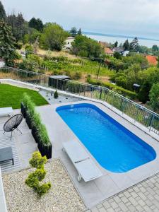 Bazén v ubytovaní Lake Spirit Boutique Apartments alebo v jeho blízkosti