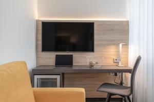 TV a/nebo společenská místnost v ubytování Garner Hotel Berlin - Spandau by IHG