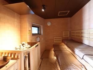 um quarto com duas camas no canto de um quarto em Dormy Inn Okayama Natural Hot Spring em Okayama