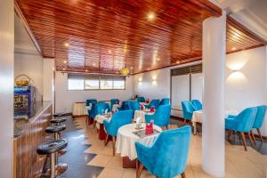 Prostor za sedenje u objektu Entebbe Traveller's Hotel