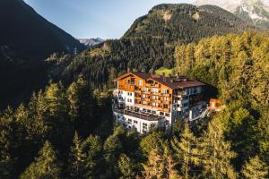 dom w środku góry w obiekcie die Aussicht w mieście Finkenberg
