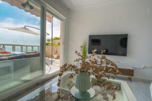 Μια τηλεόραση ή/και κέντρο ψυχαγωγίας στο Coral Paradise Apartment with Swimming Pool