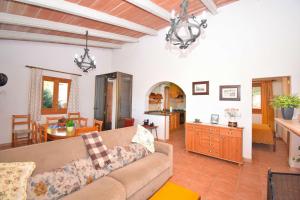 salon z kanapą i jadalnią w obiekcie 147 Finca Terra Nostra ETV6544 by Mallorca Charme w mieście Muro