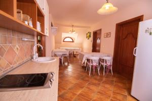 uma cozinha e sala de jantar com mesa e cadeiras em Napvirág-Ház em Zsira