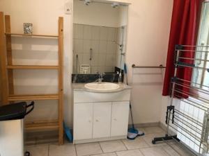 łazienka z umywalką i lustrem w obiekcie studio Talairan w mieście Talairan