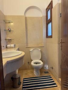 Kupatilo u objektu Sabina 1br apartment Lagoon view with shared pool By BFG Beit Fel Gouna
