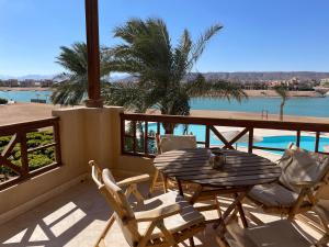 En udsigt til poolen hos Sabina 1br apartment Lagoon view with shared pool By BFG Bet Fel Gouna eller i nærheden