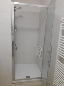 eine Dusche mit Glastür im Bad in der Unterkunft Corso95 SrL in Iesi