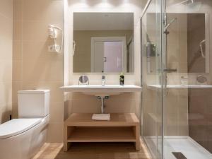 uma casa de banho com um lavatório e um chuveiro em limehome Barcelona Carrer de Besalú 82 em Barcelona