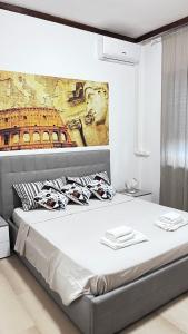 ローマにあるBella Roma Guest Houseのベッドルーム1室(壁に絵画が描かれた大型ベッド1台付)