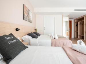 Posteľ alebo postele v izbe v ubytovaní limehome Barcelona Carrer de Besalú 82