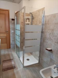 bagno con doccia e lavandino di Gentarrubia - a casa nel cuore della città a Oristano