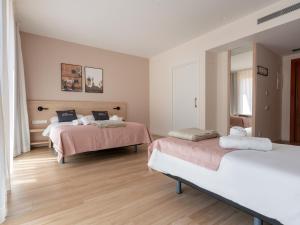 Posteľ alebo postele v izbe v ubytovaní limehome Barcelona Carrer de Besalú 82