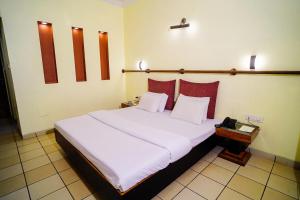 Postel nebo postele na pokoji v ubytování Treasure Island Resorts Lonavala