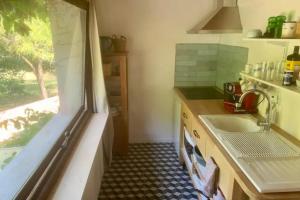 A cozinha ou cozinha compacta de Gîtes du Puyjovent - Côté Forêt - à 15 minutes de Crest, vue panoramique, calme