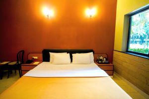 Postel nebo postele na pokoji v ubytování Treasure Island Resorts Lonavala
