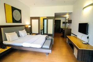 TV a/nebo společenská místnost v ubytování Treasure Island Resorts Lonavala