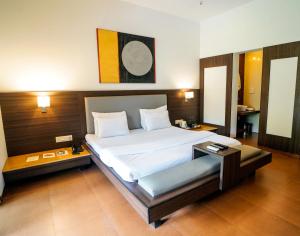 Postel nebo postele na pokoji v ubytování Treasure Island Resorts Lonavala
