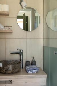 une salle de bain avec un lavabo et un miroir dans l'établissement ANCIENT MEROPIA - Eden, à Apollonia