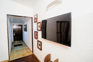 TV a/nebo společenská místnost v ubytování Treasure Island Resorts Lonavala