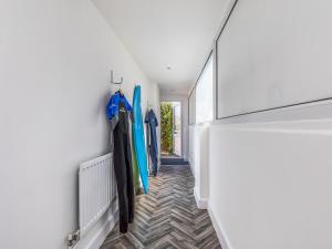Galeri foto Pass the Keys Charming Chalet A Stones Throw From The Beach di Chichester