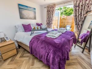 Tempat tidur dalam kamar di Pass the Keys Charming Chalet A Stones Throw From The Beach