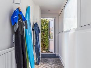 Galeri foto Pass the Keys Charming Chalet A Stones Throw From The Beach di Chichester