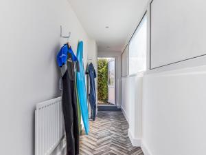 Galeri foto Pass the Keys Charming Chalet A Stones Throw From The Beach di Chichester