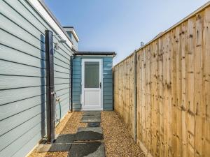 Galeri foto Pass the Keys Charming Chalet A Stones Throw From The Beach di Chichester
