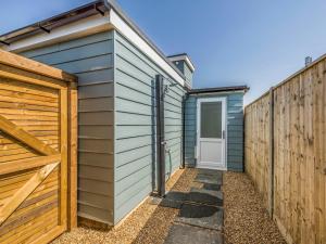 Galeri foto Pass the Keys Charming Chalet A Stones Throw From The Beach di Chichester