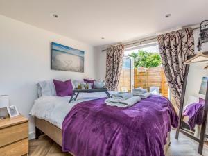 Tempat tidur dalam kamar di Pass the Keys Charming Chalet A Stones Throw From The Beach