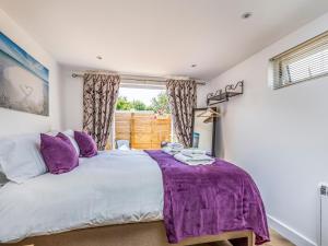 Tempat tidur dalam kamar di Pass the Keys Charming Chalet A Stones Throw From The Beach