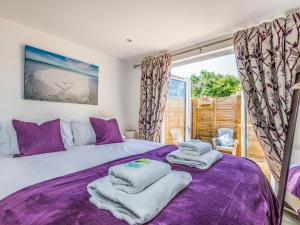 Tempat tidur dalam kamar di Pass the Keys Charming Chalet A Stones Throw From The Beach