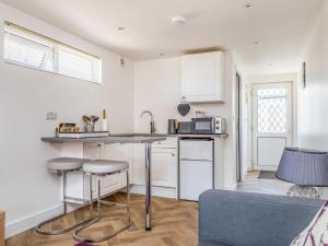 Dapur atau dapur kecil di Pass the Keys Charming Chalet A Stones Throw From The Beach