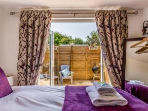 Tempat tidur dalam kamar di Pass the Keys Charming Chalet A Stones Throw From The Beach