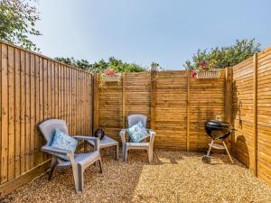 Galeri foto Pass the Keys Charming Chalet A Stones Throw From The Beach di Chichester