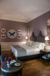 1 dormitorio con 1 cama grande y 1 mesa en IL Tornabuoni The Unbound Collection by Hyatt, en Florencia