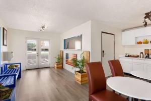 a kitchen and dining room with a table and chairs at Baymont by Wyndham Hutchinson in Hutchinson