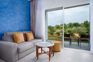 Radisson Blu Resort, Saidia Garden的休息区