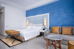 Radisson Blu Resort, Saidia Garden客房内的一张或多张床位