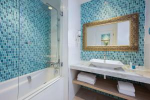Radisson Blu Resort, Saidia Garden的一间浴室