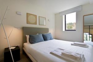 ein Schlafzimmer mit einem Bett mit zwei Handtüchern darauf in der Unterkunft Zen Garden Studio D in Porto