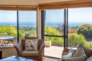 ein Wohnzimmer mit Meerblick in der Unterkunft Redgate Beach Escape in Witchcliffe