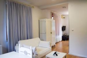 ein Wohnzimmer mit einem weißen Sofa und einem weißen Schrank in der Unterkunft Apartments Diva in Sarajevo + 45 Fotos