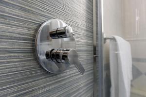 een badkamerdeur met een chromen deurknop bij Hotel Roma 62 in Palermo