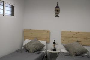 dwa łóżka ustawione obok siebie w sypialni w obiekcie Panoramic Suite Beach w mieście Villajoyosa +37 zdjęć