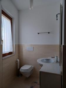un baño con inodoro y lavabo en Il Colle Casa Vacanze, en Macchiagodena 6 fotos más